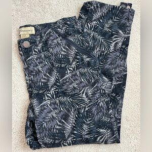 Democracy “Flexellent” Black & Gray Leaf-Print Skinny Ankle Pants